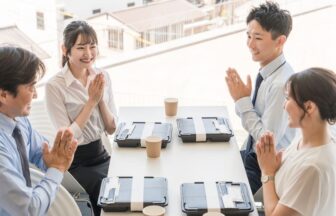 社食の昼休みを活用して10分間の写経体験でリフレッシュするビジネスパーソン