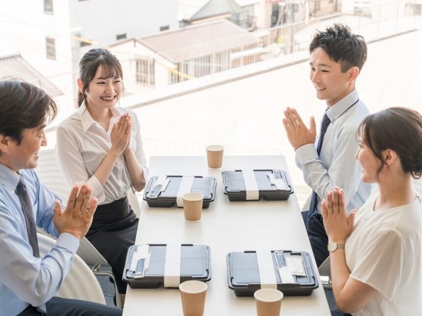 社食の昼休みを活用して10分間の写経体験でリフレッシュするビジネスパーソン