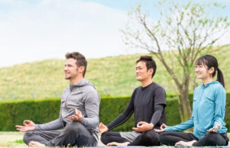 海外でブームの「Mindfulness Zen」とは？欧米のクリエイターが日本のお寺で写経体験をする理由