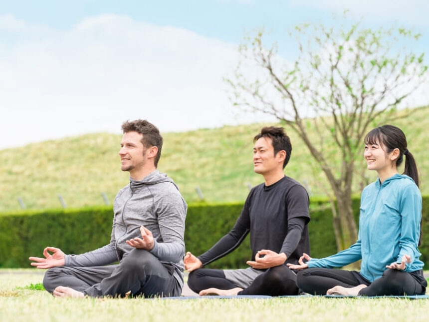 海外でブームの「Mindfulness Zen」とは？欧米のクリエイターが日本のお寺で写経体験をする理由