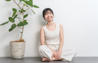 内側から輝く美しさを求めて週末の写経体験に取り組む大人の女性